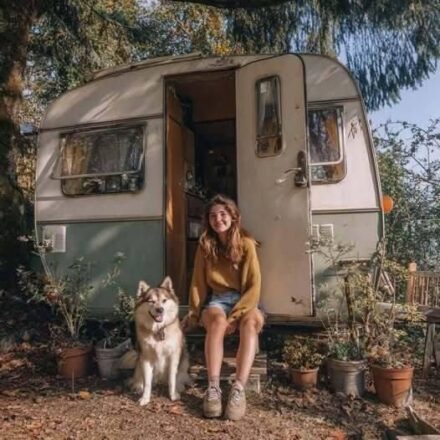 This teen bought a $200 caravan, put in twice as much, and now it’s her home. The interior will blow your mind.