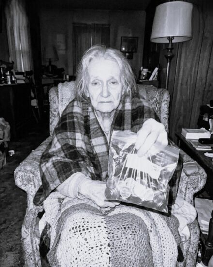 An Elderly Woman Tried to Pay for Her $15 Pizza with a Plastic Bag of Change – So I Made a Decision I Can’t Undo