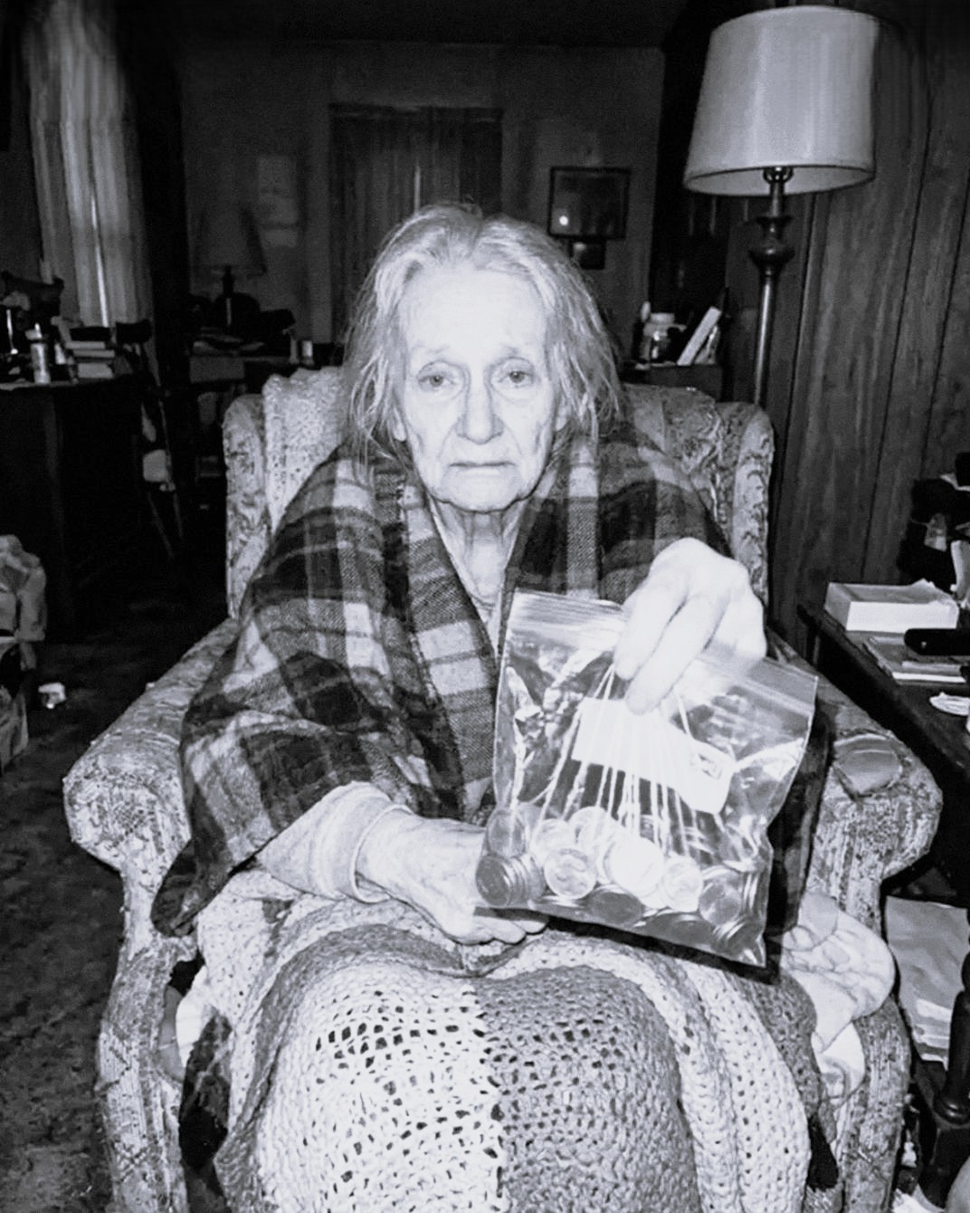 An Elderly Woman Tried to Pay for Her $15 Pizza with a Plastic Bag of Change – So I Made a Decision I Can’t Undo