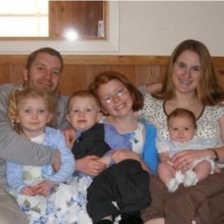 Scary! It looks like a normal family photo until you see what’s hiding underneath, Mom
