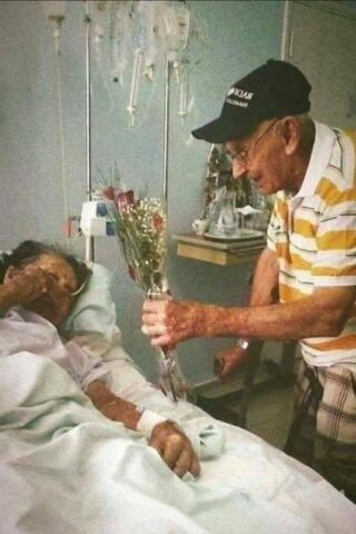 Cet homme de 80 ans apporte chaque jour le petit-déjeuner à sa femme dans sa maison de retraite – votre cœur va fondre lorsque vous découvrirez pourquoi    part1